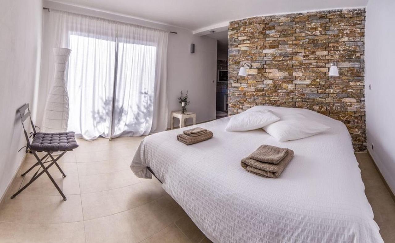 Bed and Breakfast O Patio Du Mas Callas Esterno foto